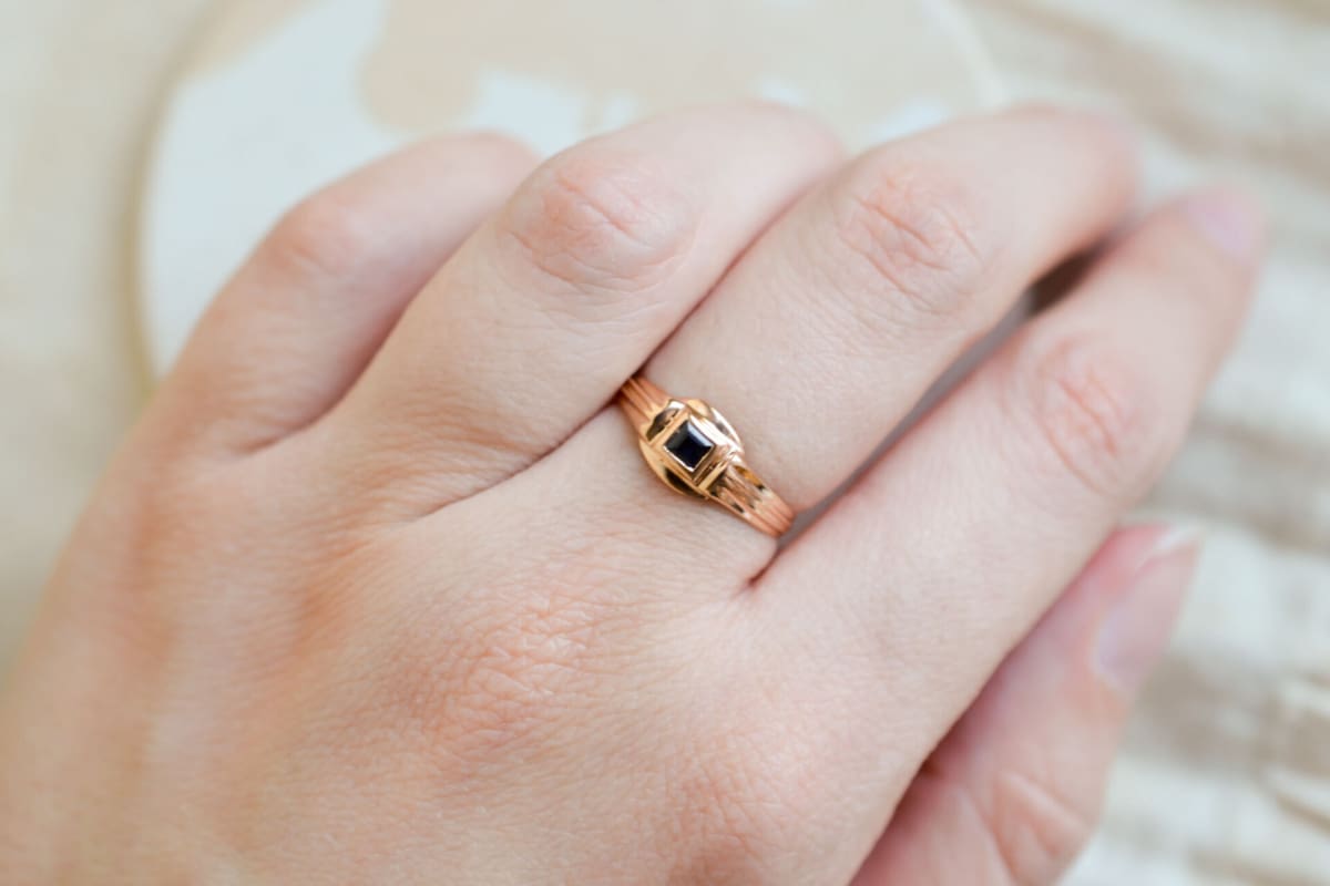 Bague de fiançailles ancienne en Or jaune 18 carats rainurée sertie clos d'un Saphir carré