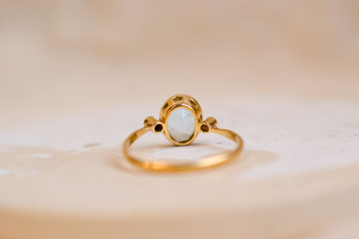 Bague en Or jaune 18 carats ornée d'une Aigue-Marine ovale