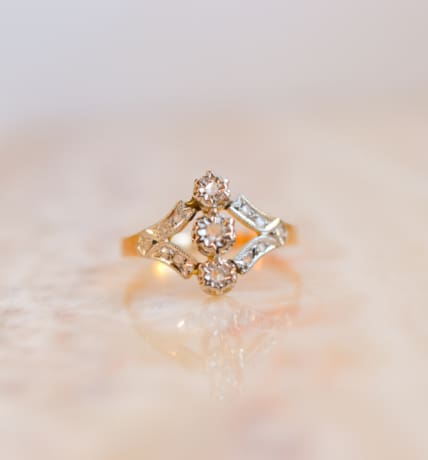 Bague losange ajourée en Or jaune et blanc 18 carats sertie de Diamants