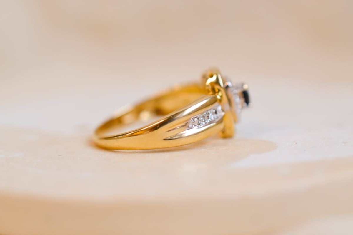 Bague octogonale ancienne en Or jaune 18 carats sertie de Saphirs et de Diamants