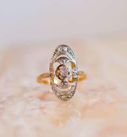 Bague ovale ajourée en Or jaune et Or blanc 18 carats sertie de Diamants