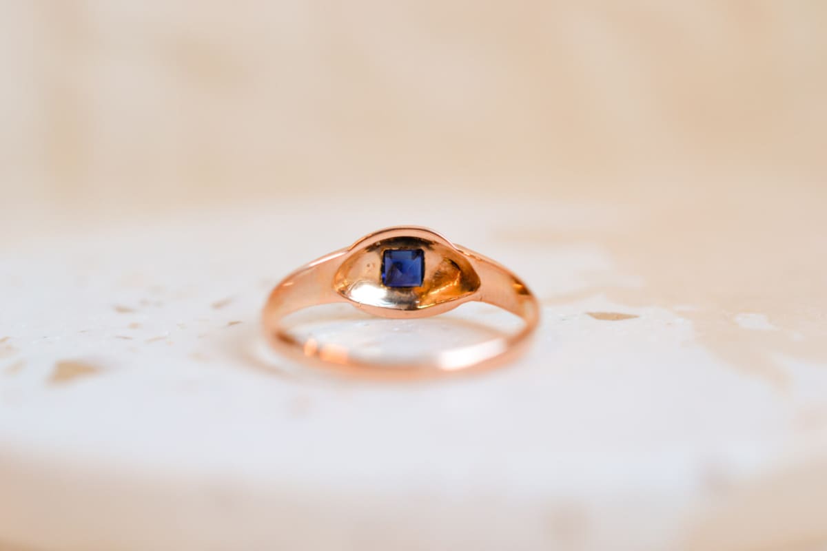 Bague rainurée en Or jaune 18 carats ornée d'un Saphir carré