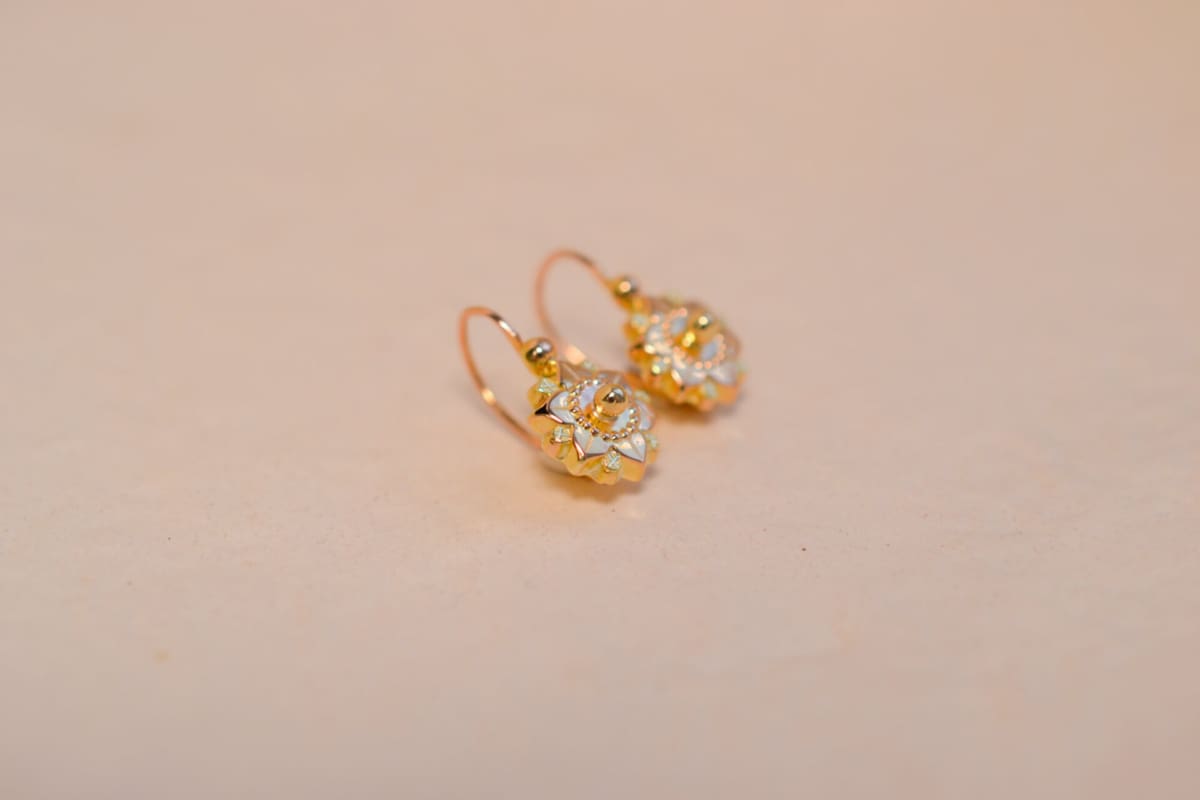 Dormeuses anciennes en Or jaune 18 carats à motifs de fleurs