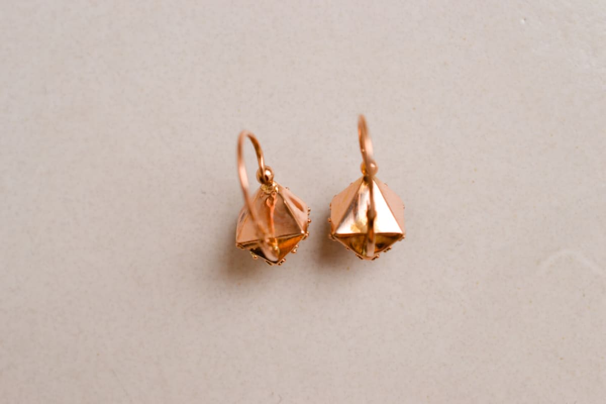 Dormeuses anciennes en Or jaune 18 carats ornées d'une forme géométrique