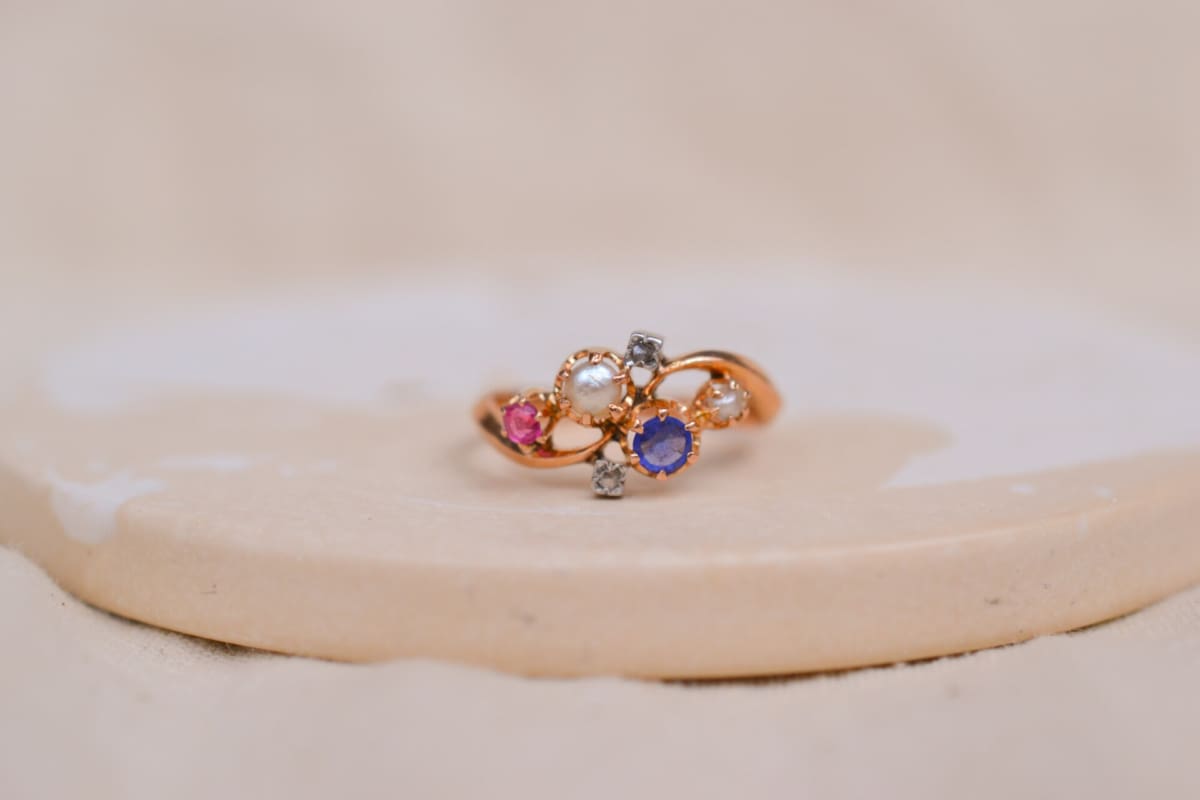 Bague Art Nouveau en Or jaune 18 carats sertie de Diamants, de Perles et de Doublet-Grenat verre