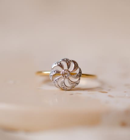 Bague Art Nouveau en Or jaune et blanc 18 carats ornée d'une rosace ajourée sertie de Diamants