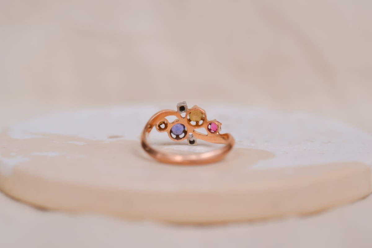 Bague Vintage en Or jaune 18 carats ornée de Diamants, de Perles et de Doublet-Grenat verre