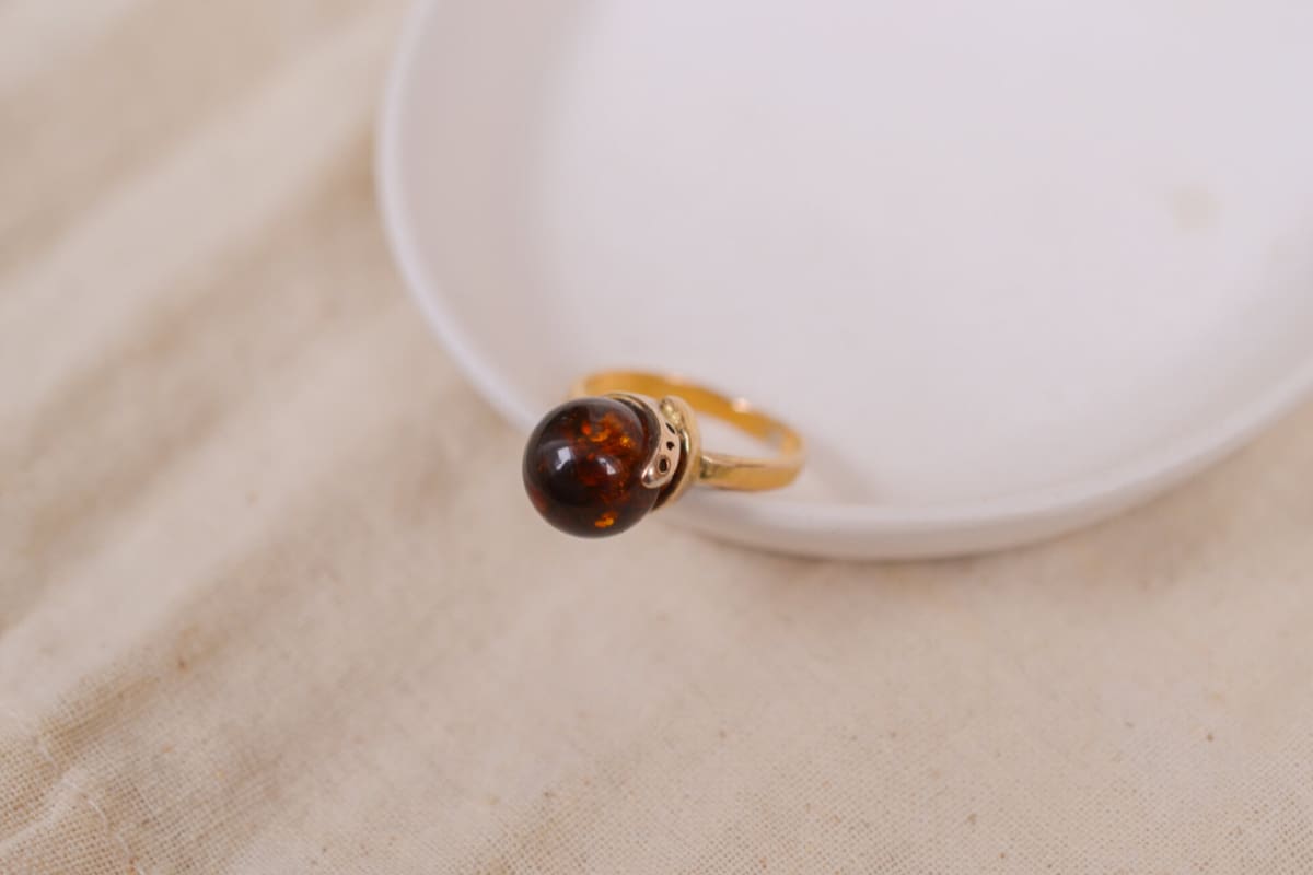 Bague Vintage en Or jaune 18 carats sertie d'une boule d'Ambre