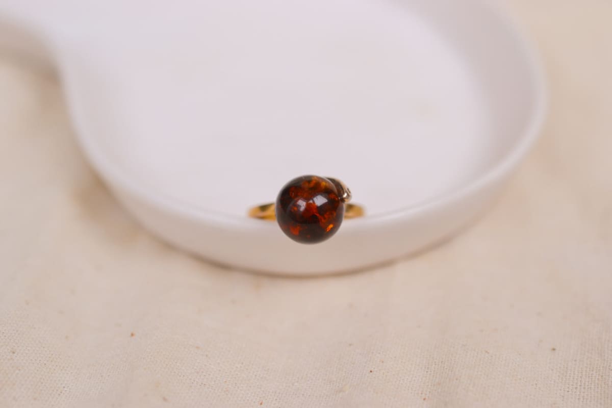 Bague ancienne en Or jaune 18 carats ornée d'une boule d'Ambre