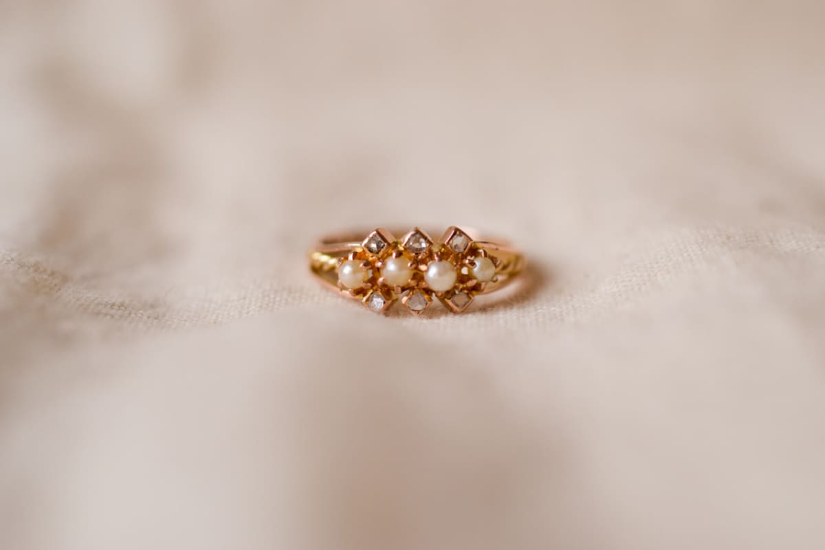 Bague ancienne en Or jaune 18 carats ornée de Perles épaulées par des Diamants