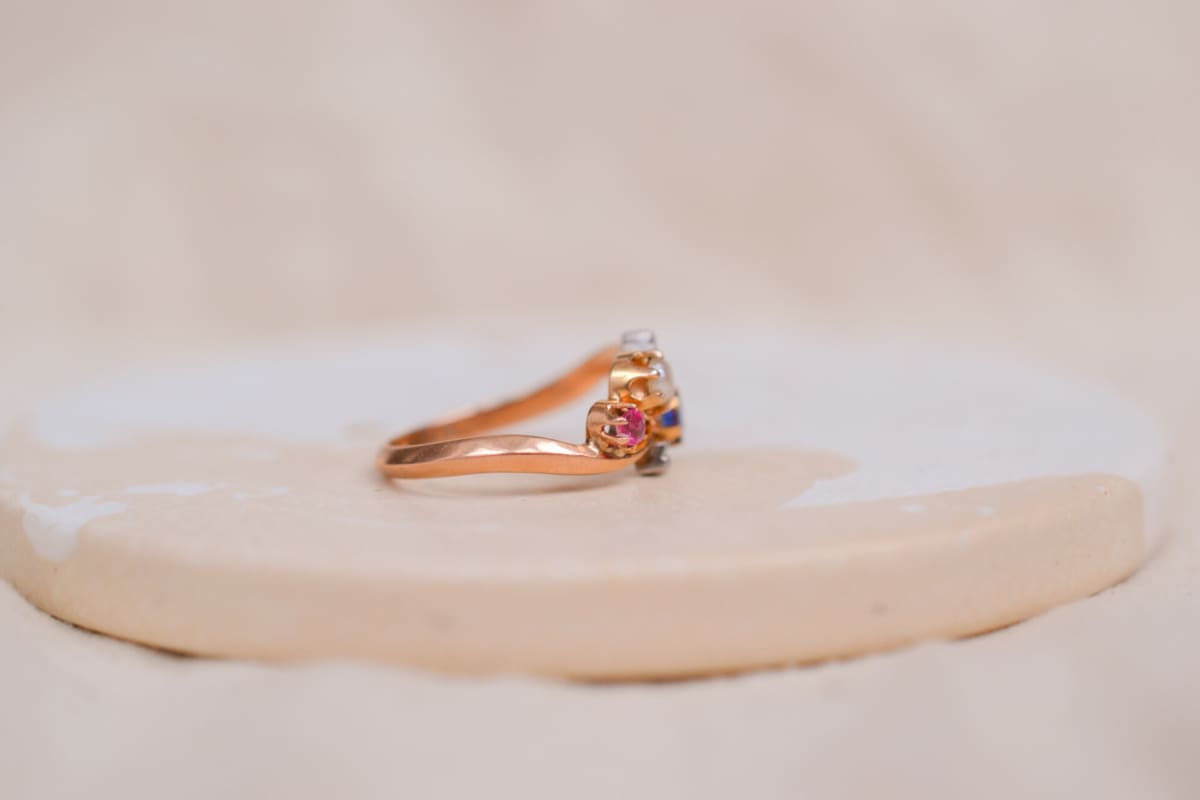 Bague ancienne en Or jaune 18 carats sertie de Diamants, de Perles et de Doublet-Grenat verre