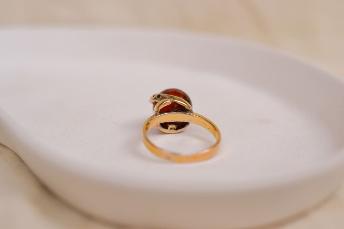 Bague boule en Or jaune 18 carats sertie d'Ambre