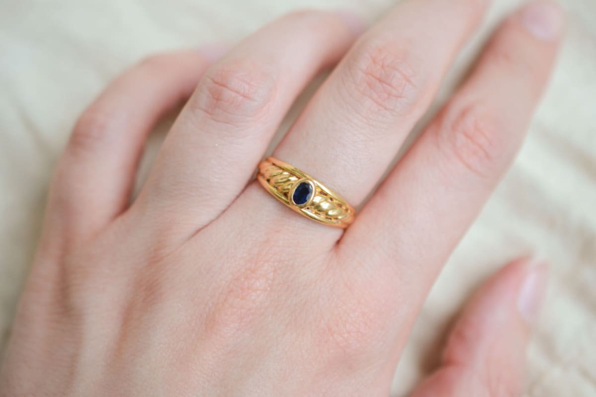 Bague de fiançailles ancienne en Or jaune 18 carats centrée d'un Saphir serti clos