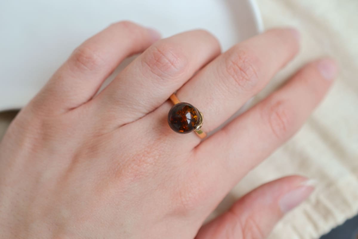 Bague de fiançailles ancienne en Or jaune 18 carats ornée d'une boule d'Ambre