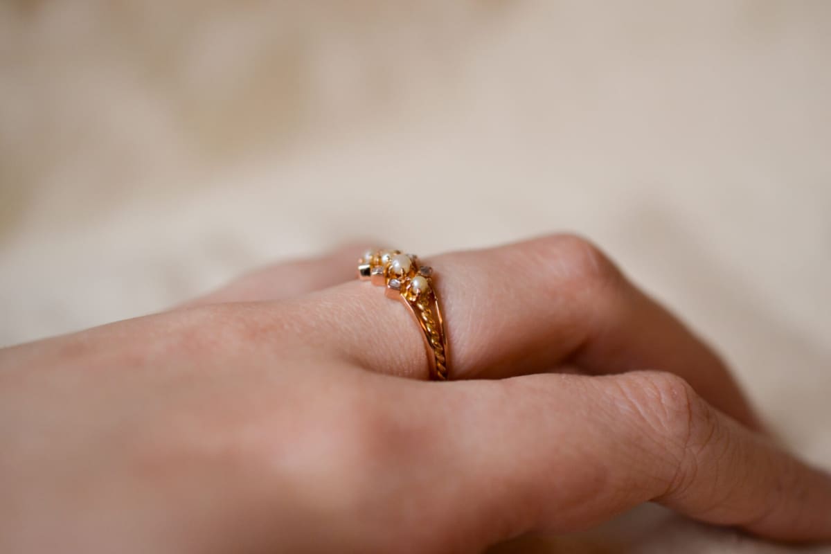 Bague de fiançailles ancienne en Or jaune 18 carats ornée de Perles et de Diamants
