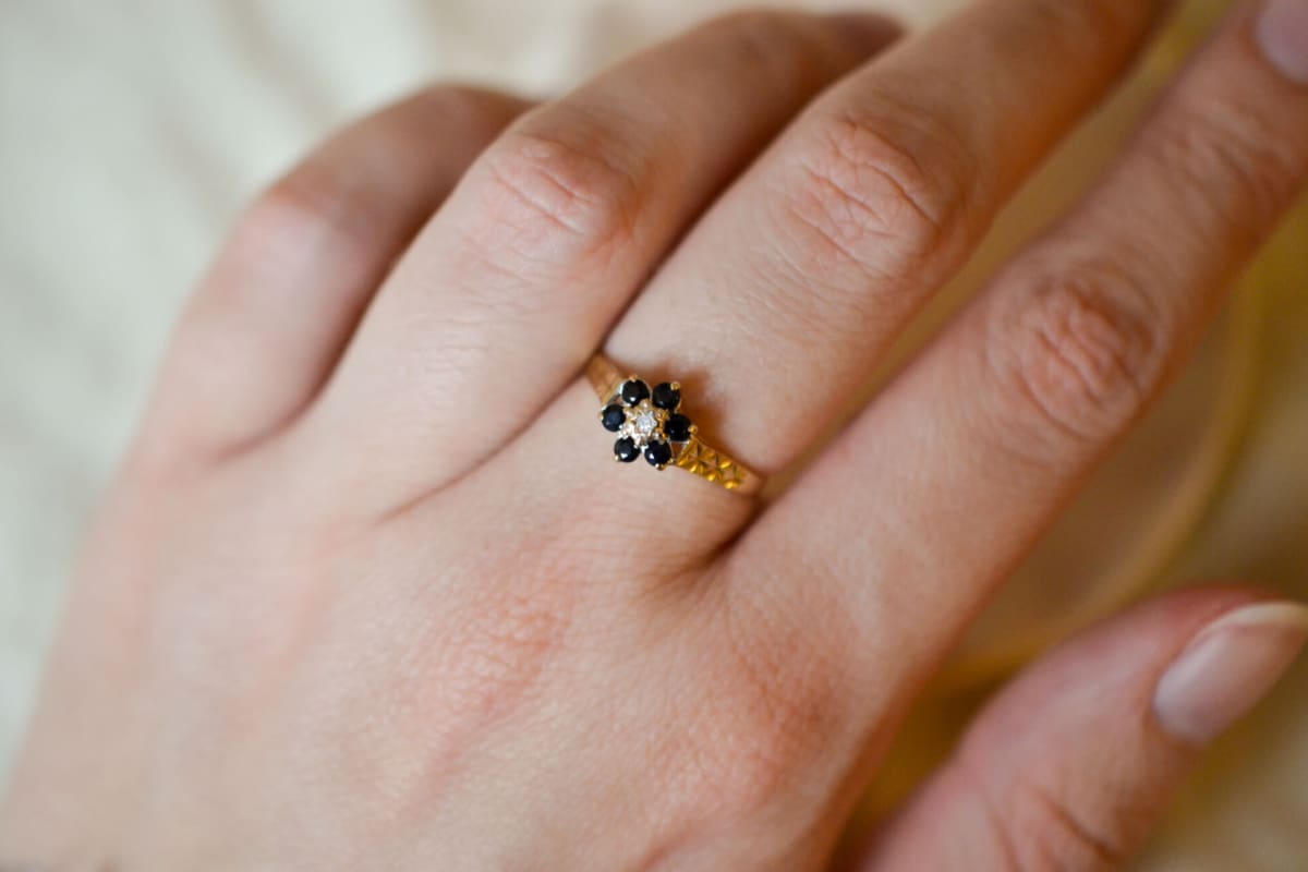 Bague de fiançailles ancienne en Or jaune 9 carats sertie de Saphirs et d'un Diamant