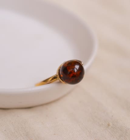 Bague en Or jaune 18 carats ornée d'une boule d'Ambre soutenu par une tige perforée