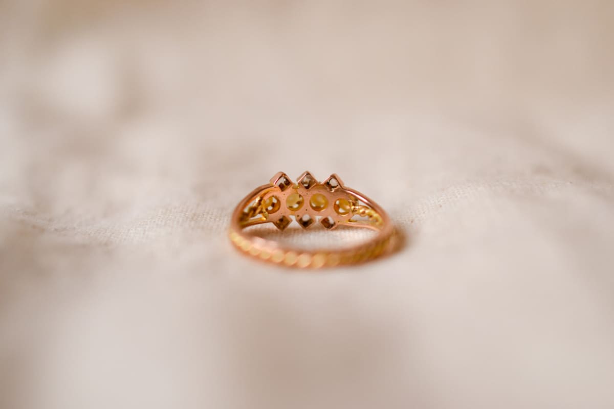 Bague en Or jaune 18 carats ornée de Perles épaulées de Diamants