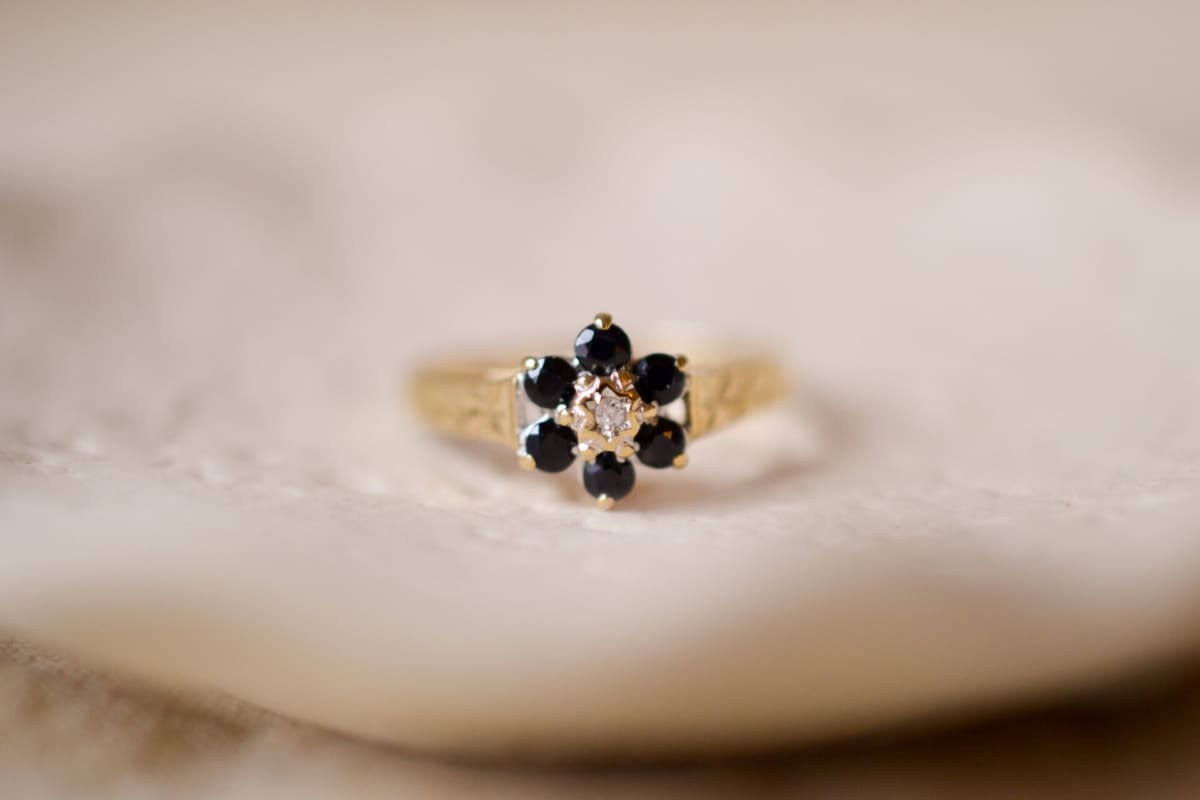 Bague fleur ancienne en Or jaune 9 carats sertie de Saphirs et d'un Diamant