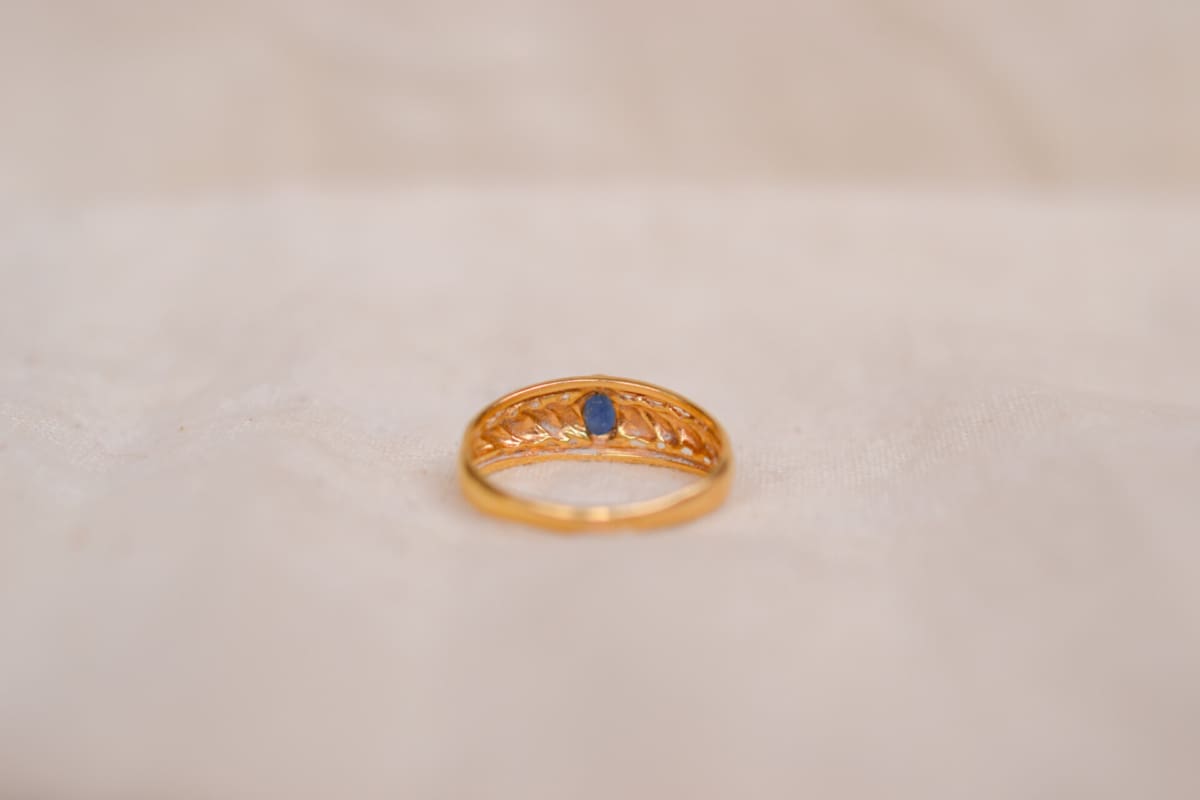 Bague jonc Vintage en Or jaune 18 carats ornée d'un Saphir serti clos