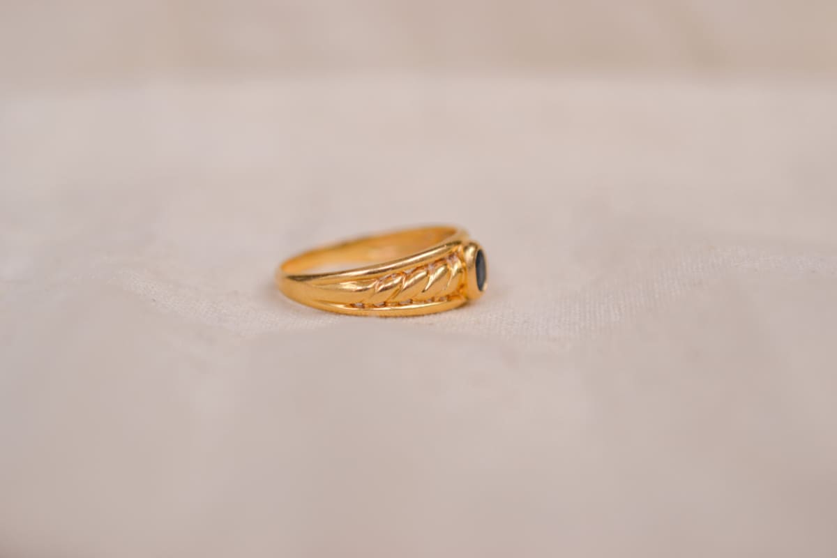 Bague jonc ancienne en Or jaune 18 carats sertie clos d'un Saphir