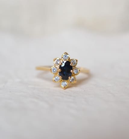 Bague marguerite saphir entourage oxydes