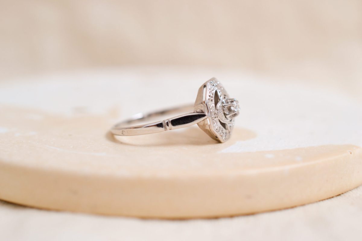 Bague Art Déco ancienne en Or blanc 18 carats ornée de Diamants