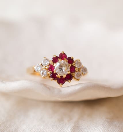 Bague Marguerite ancienne en Or jaune 18 carats sertie de Rubis et d'Oxydes