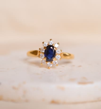 Bague Marguerite en Or jaune 18 carats centrée d'un Saphir entouré d'Oxydes
