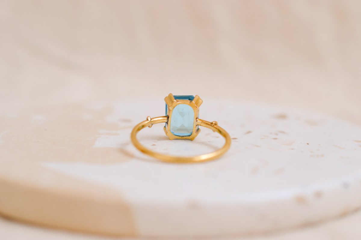 Bague Vintage en Or jaune 18 carats sertie d'une pierre bleue