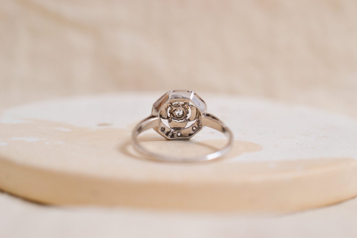 Bague ancienne en Or blanc 18 carats sertie de Diamants