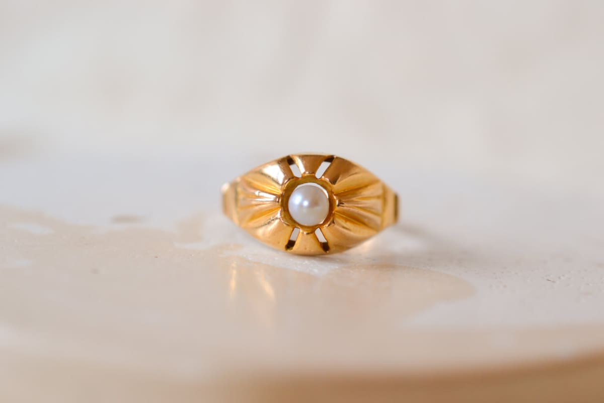 Bague ancienne en Or jaune 18 carats ornée d'une Perle dans un motif de rayons de soleil