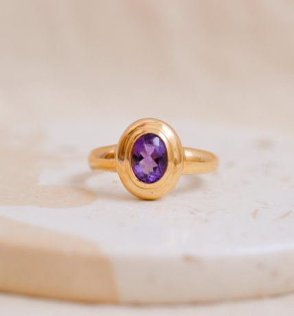 Bague ancienne en Or jaune 18 carats sertie clos d'une Améthyste