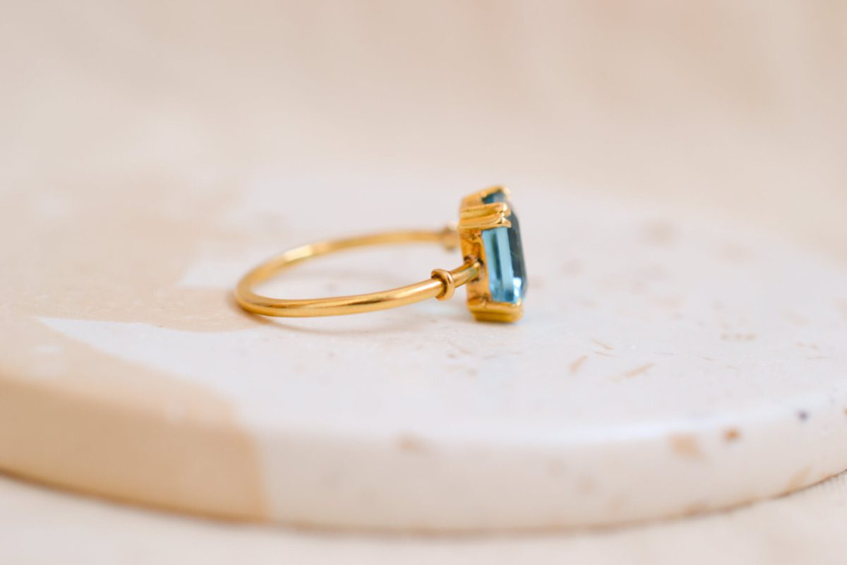 Bague ancienne en Or jaune 18 carats sertie d'une pierre bleue