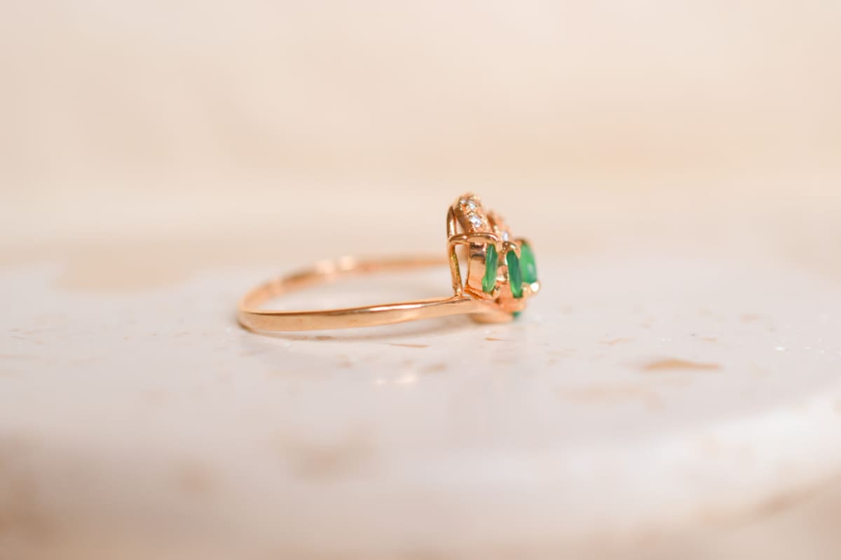 Bague ancienne en Or jaune 18 carats sertie de Chrysoprases et d'Oxydes