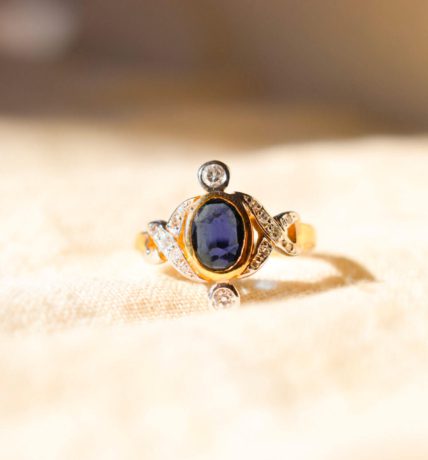 Bague ancienne en Or jaune 18 carats sertie d'un Saphir entouré de Diamants