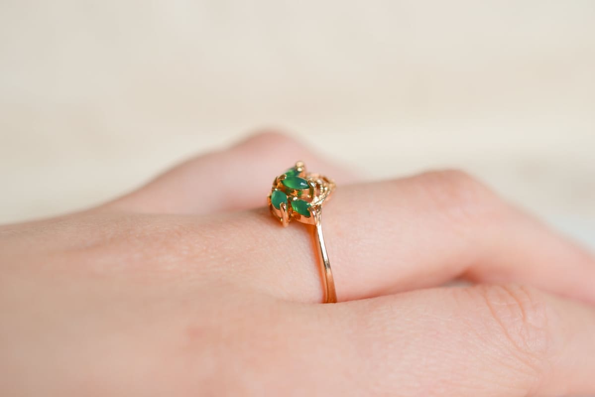 Bague de fiançailles Vintage ornée de Chrysoprases et d'Oxydes