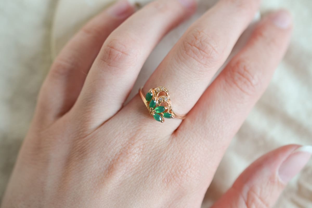 Bague de fiançailles ancienne en Or jaune 18 carats sertie de Chrysoprases et d'Oxydes