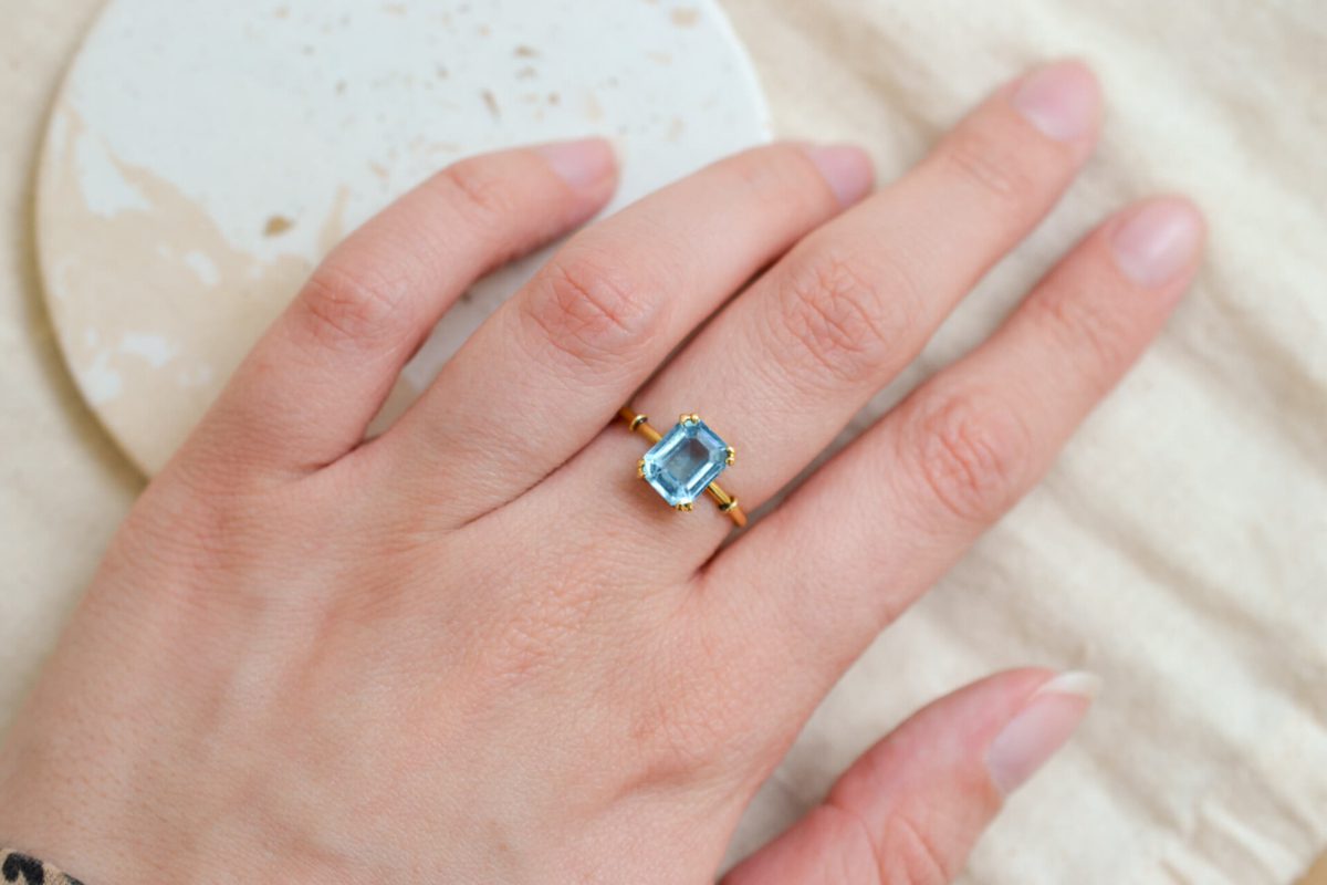 Bague de fiançailles ancienne en Or jaune 18 carats sertie d'une pierre bleue