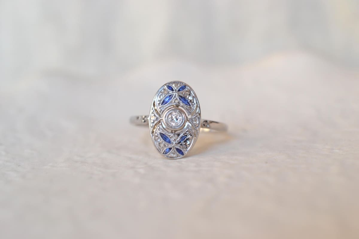 Bague ovale ajouree saphirs