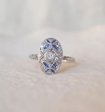 Bague ovale ajouree saphirs