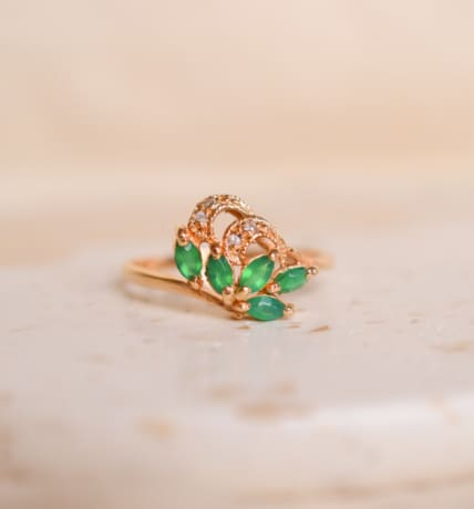 Bague paon en Or jaune 18 carats sertie de Chrysoprases et d'Oxydes