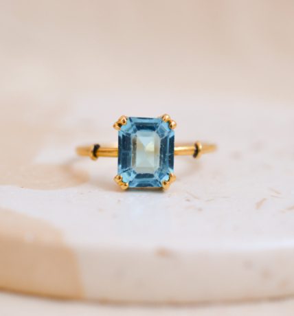 Bague pierre bleue en Or jaune 18 carats
