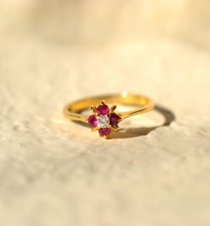 Bague petite fleur rubis et diamant