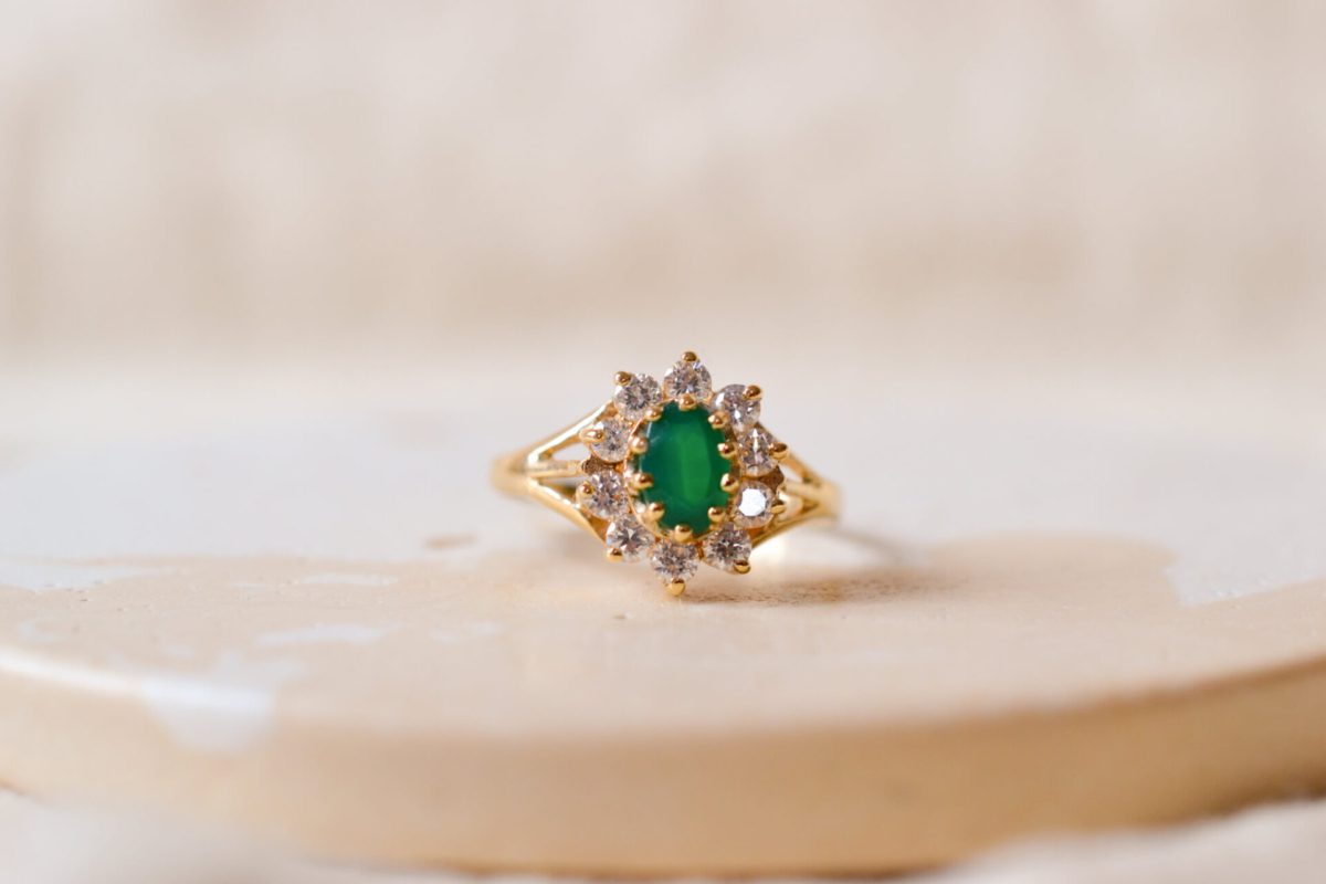 Bague Marguerite en Or jaune 18 carats sertie d'une Calcédoine entourée d'Oxydes