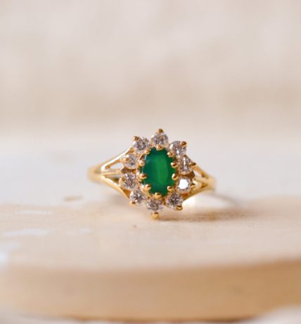 Bague Marguerite en Or jaune 18 carats sertie d'une Calcédoine entourée d'Oxydes