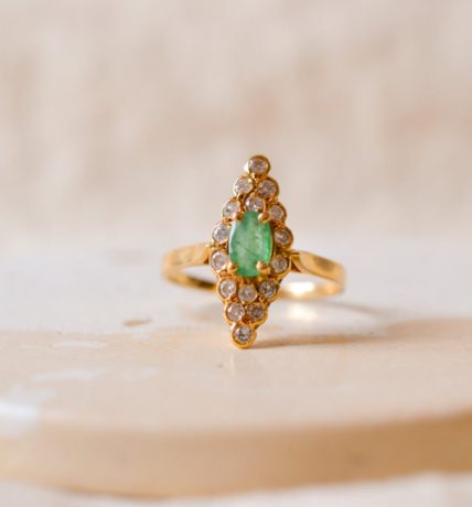Bague Marquise en Or jaune 18 carats centrée d'une Emeraude dans un décor de Diamants