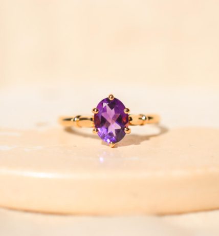 Bague Solitaire en Or jaune 18 carats sertie griffes d'une Améthyste