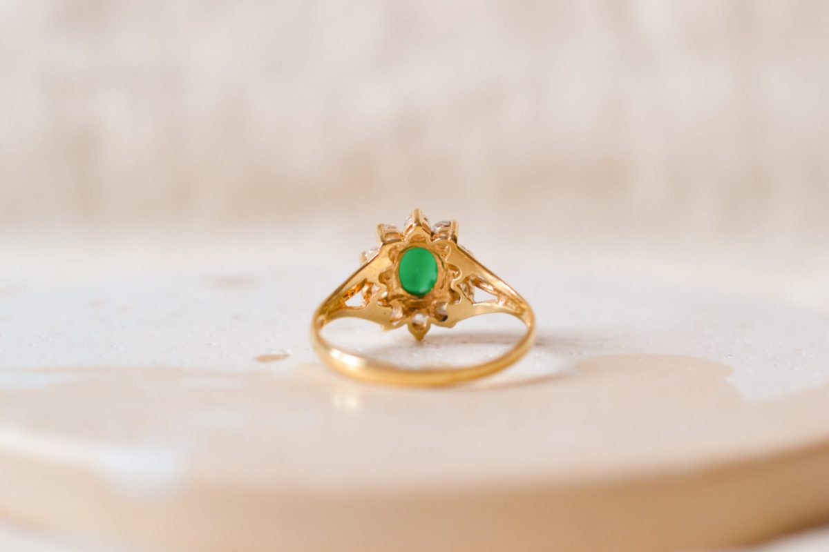 Bague Vintage en Or jaune 18 carats ornée d'une Calcédoine et Oxydes