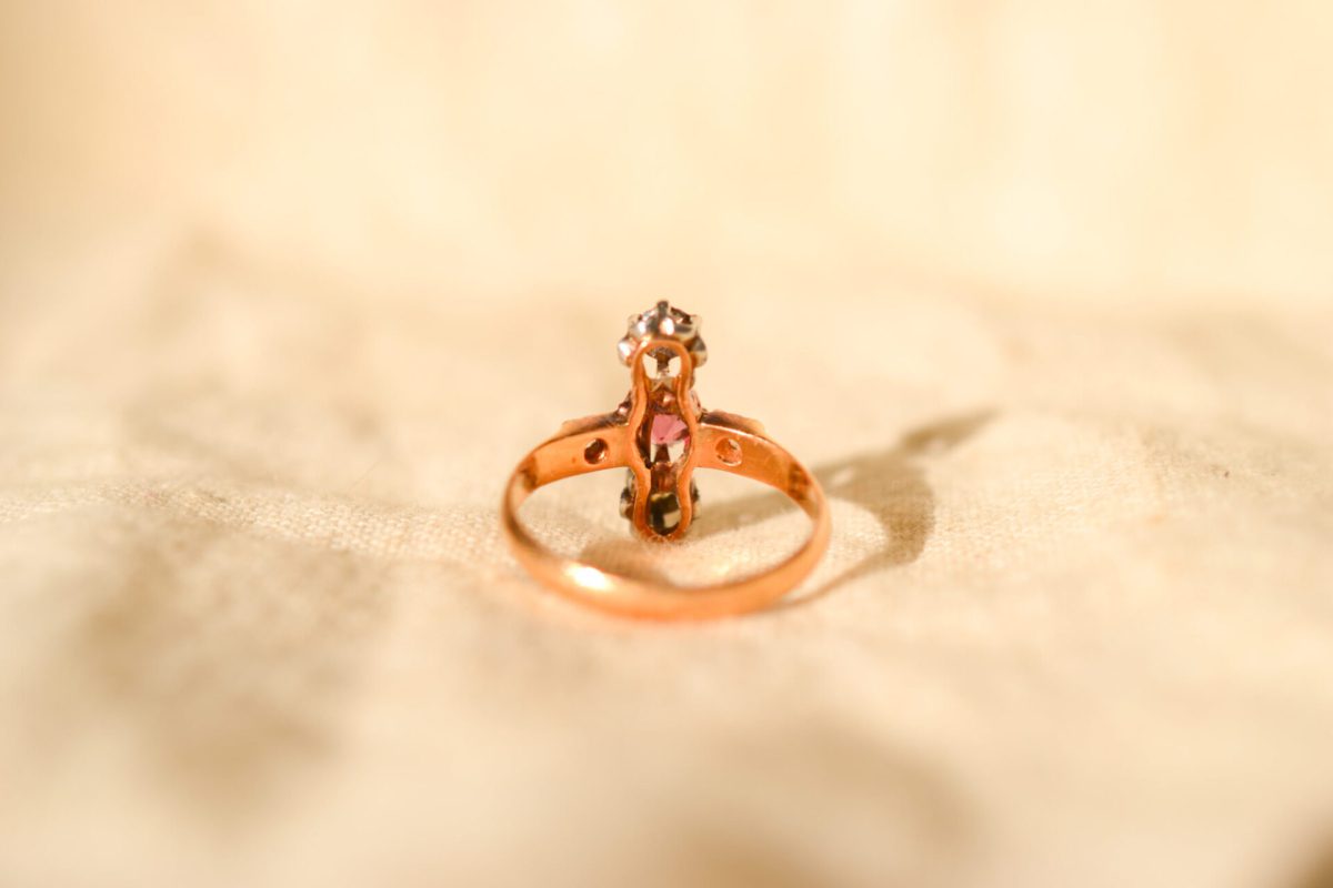 Bague Vintage en Or jaune 18 carats sertie d'un Grenat entouré de Diamants